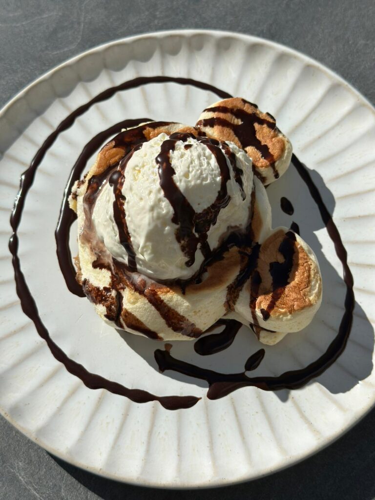 Pancakes ourson au chocolat et chantilly.