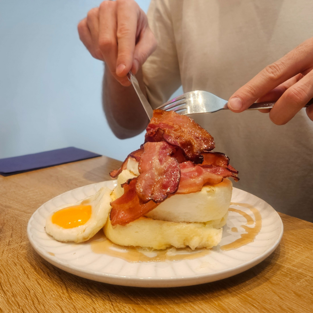 Le canadien : Bacon, œuf au plat et sirop d'érable
